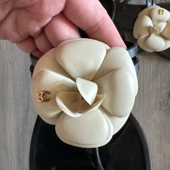 Chanel - Interlocking CC Logo Rubber Slides - Picture 9 of 11